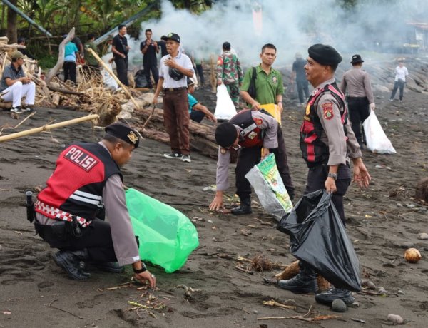 Polri Bersama Pemerintah dan Masyarakat Bersinergi Jaga Kebersihan Pantai Medewi
